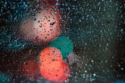透明玻璃表面水滴的bokeh摄影